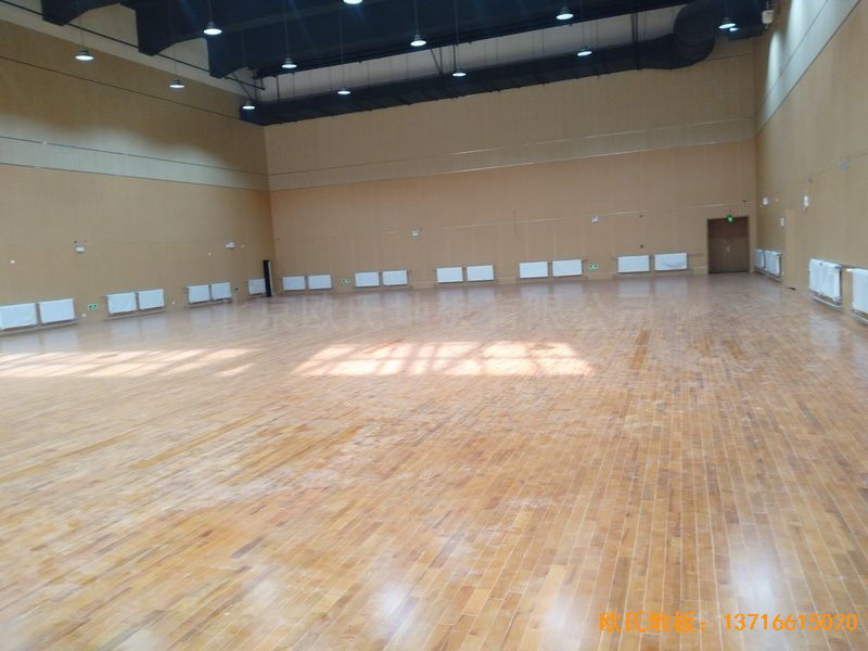 山東青島市李滄區(qū)佛耳崖小學體育木地板安裝案例