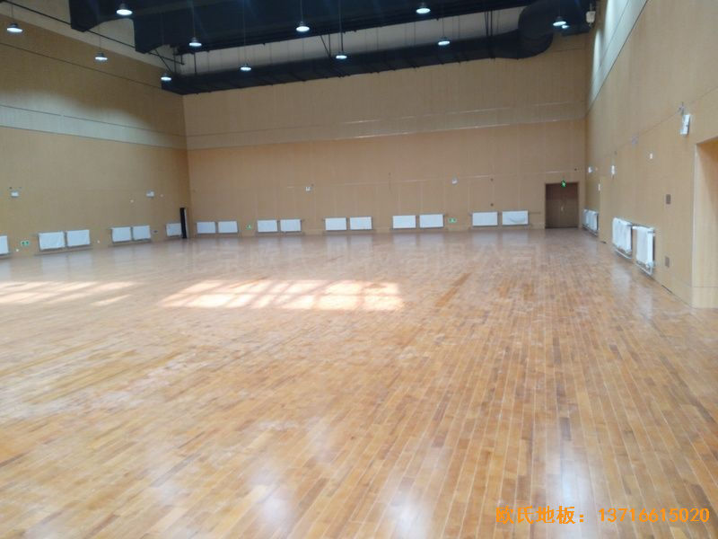 山東青島市李滄區(qū)佛耳崖小學體育木地板安裝案例