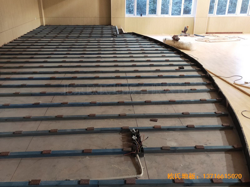 上海豐莊西路綠地小學(xué)舞臺體育地板施工案例2