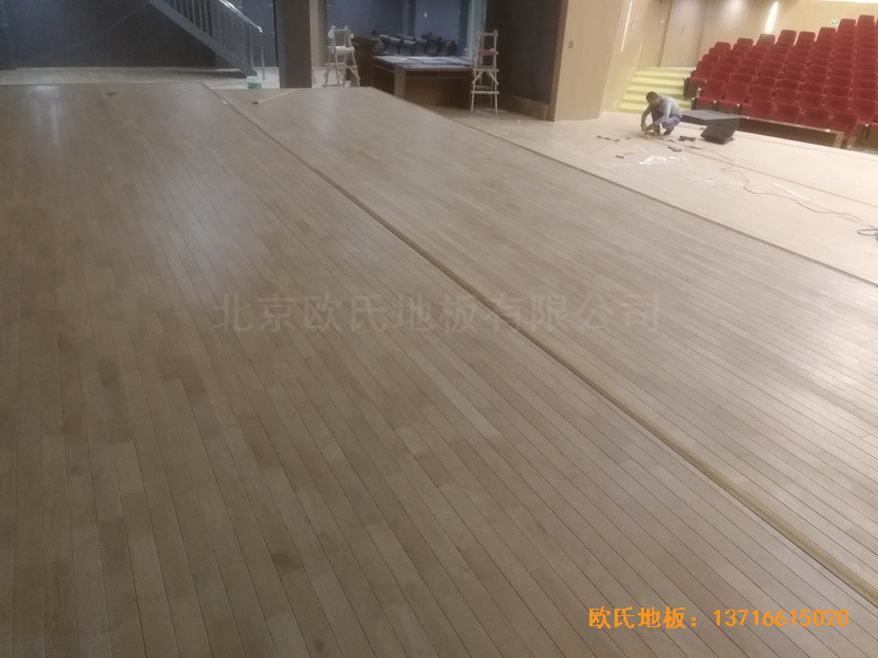 河北承德灤平一中升降舞臺(tái)體育木地板鋪設(shè)案例3