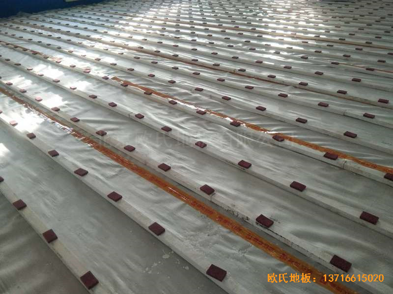 山西陽(yáng)泉退休黨支部活動(dòng)中心體育地板鋪設(shè)案例1