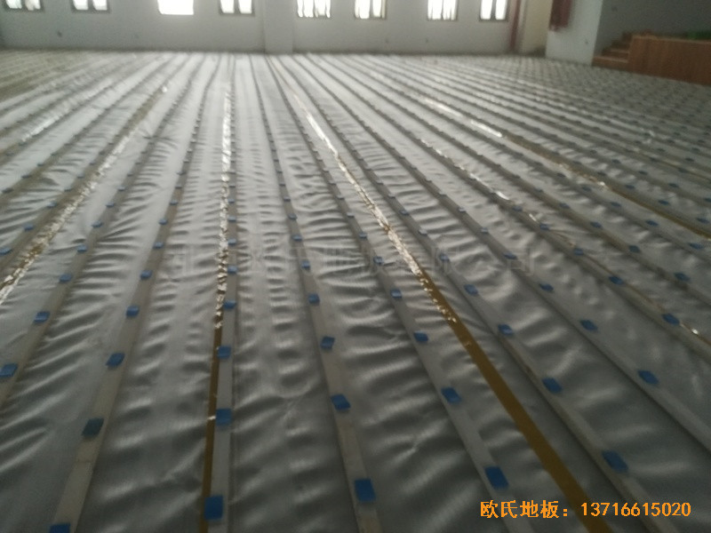 江蘇連云港徐圩小學(xué)籃球館運(yùn)動(dòng)木地板施工案例1