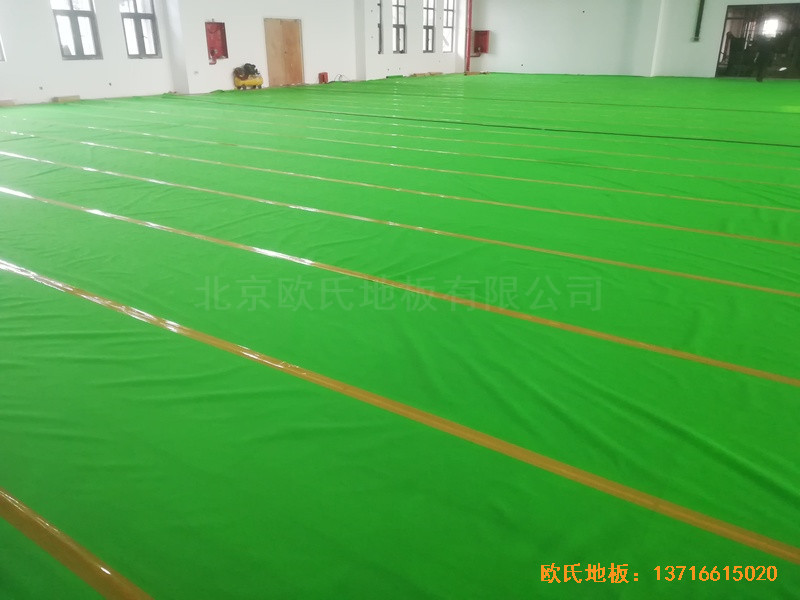江蘇連云港徐圩小學(xué)籃球館運(yùn)動(dòng)木地板施工案例3
