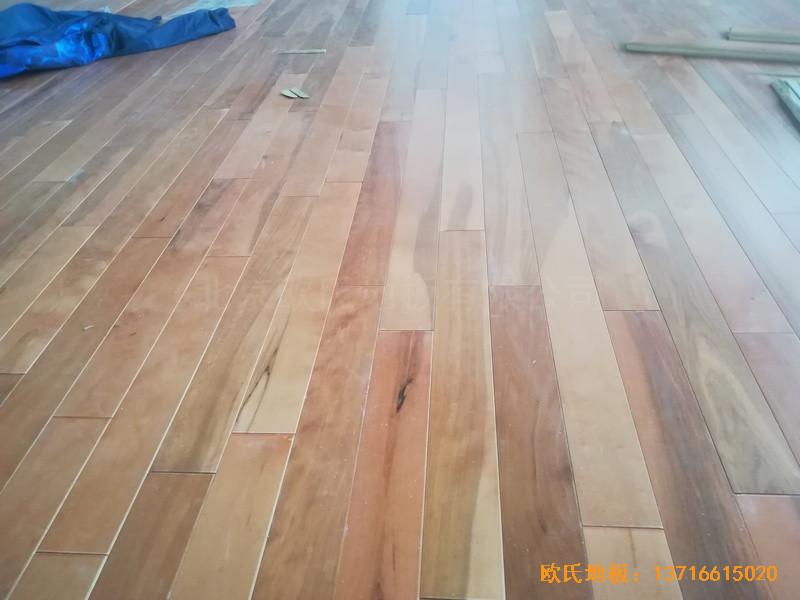 江蘇連云港徐圩小學(xué)籃球館運(yùn)動(dòng)木地板施工案例4