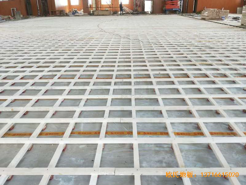 海南民族高中籃球館運(yùn)動(dòng)木地板安裝案例1