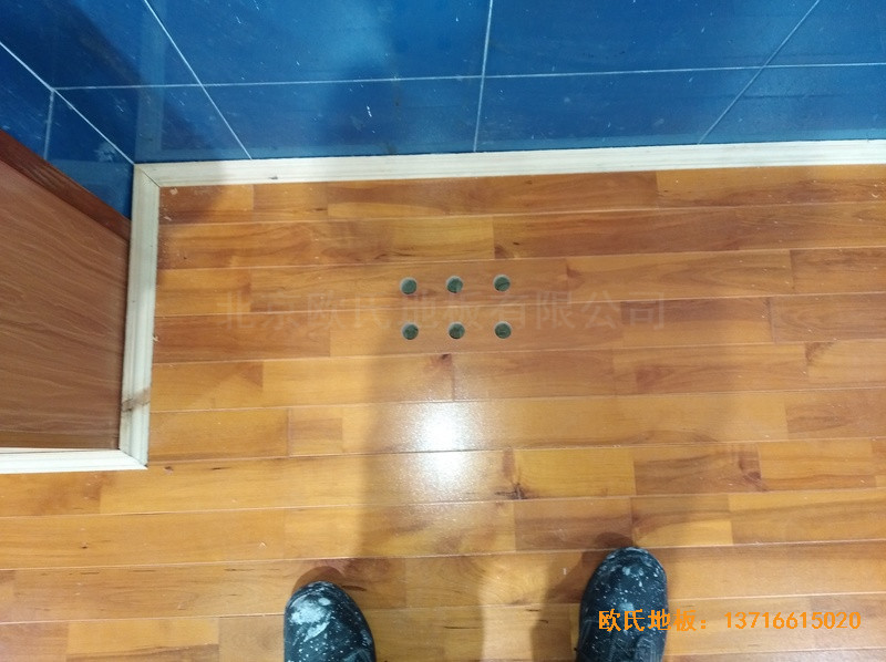 湖南婁底市建設(shè)銀行羽毛球館體育木地板安裝案例3