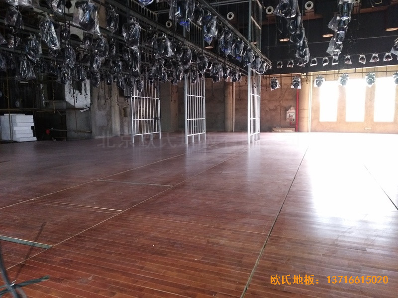 云南怒江百花嶺特色村舞臺運動地板施工案例6