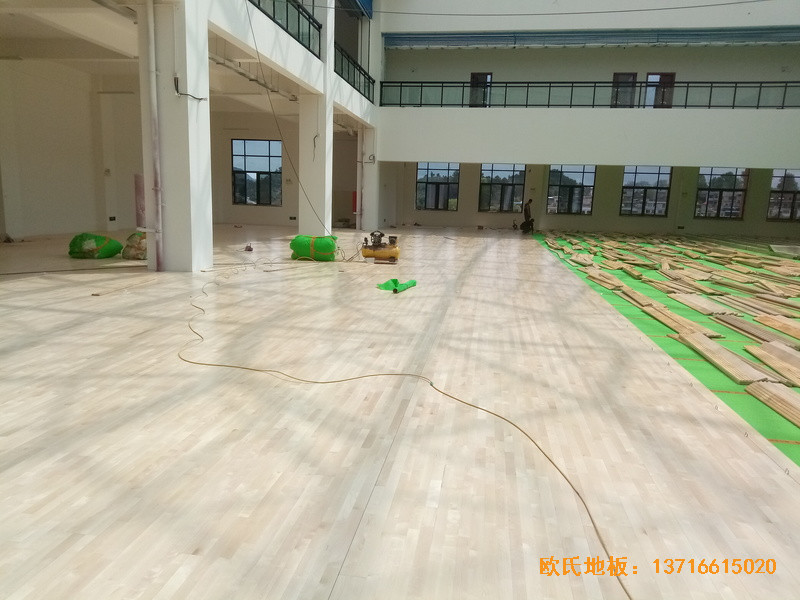 貴陽清華中學分?；@球館體育木地板安裝案例3