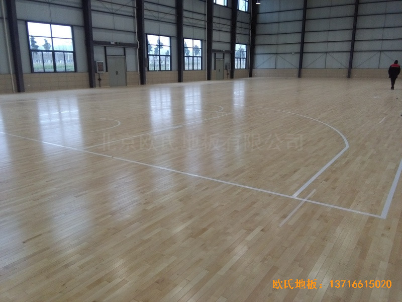 云南澄江縣社區(qū)活動中心體育木地板安裝案例4