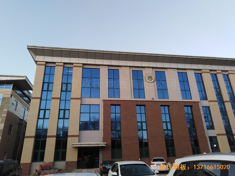內(nèi)蒙古扎蘭屯職業(yè)學(xué)院籃球館體育木地板鋪裝案例0