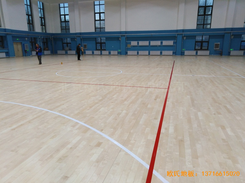 內(nèi)蒙古扎蘭屯職業(yè)學(xué)院籃球館體育木地板鋪裝案例3