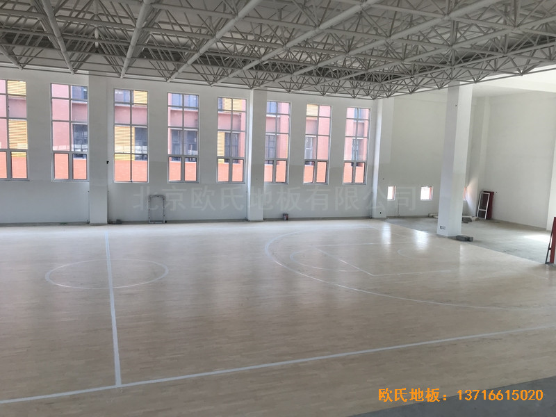 山東濟(jì)南歷城區(qū)雪山小學(xué)籃球館體育地板安裝案例0