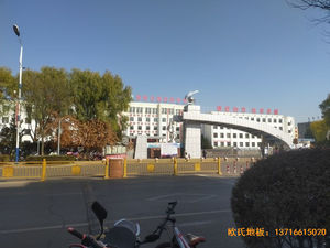 鄂爾多斯準(zhǔn)格爾旗世紀(jì)中學(xué)體育地板施工案例