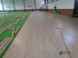 中等運(yùn)動(dòng)場館木地板施工隊(duì)