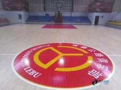 普通體育地板施工隊(duì)