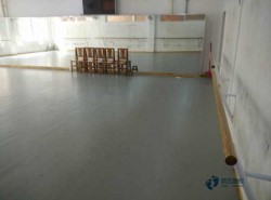 實木運(yùn)動場地地板清潔保養(yǎng)